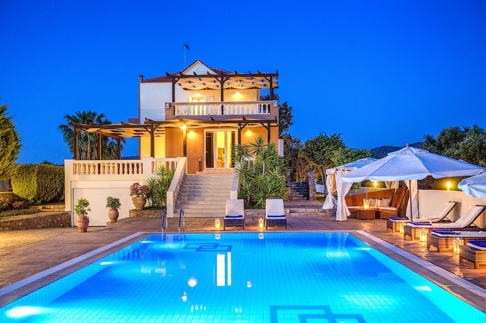 Spacious Villa with Private Pool & Outside Bar near Sea in Sisi — 4-Star Luxury Hotel in Agios Nikolaos, Greece