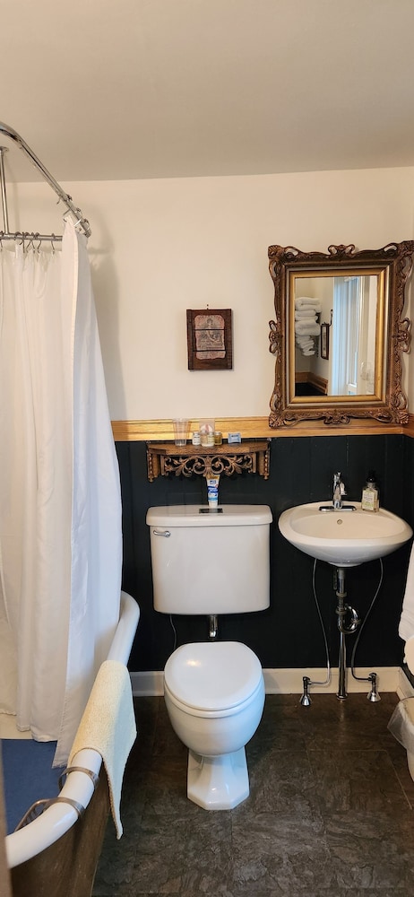 Oaklawn Inn Llc - photo 75