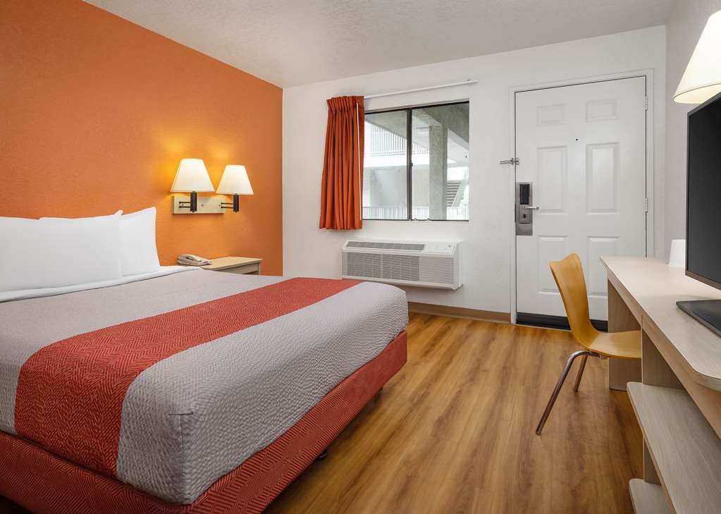 Motel 6 Buena Park CA Knotts Berry Farm Disneyland - photo 15