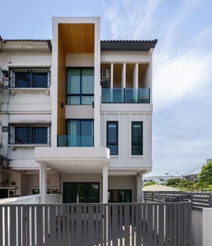 Cozy Spacious 4BR Villa 12pax 200m BTS PhraKhanong 10min ThongLo Fast 500mbps Wifi — 4-Star Luxury Hotel in Bangkok, Thailand