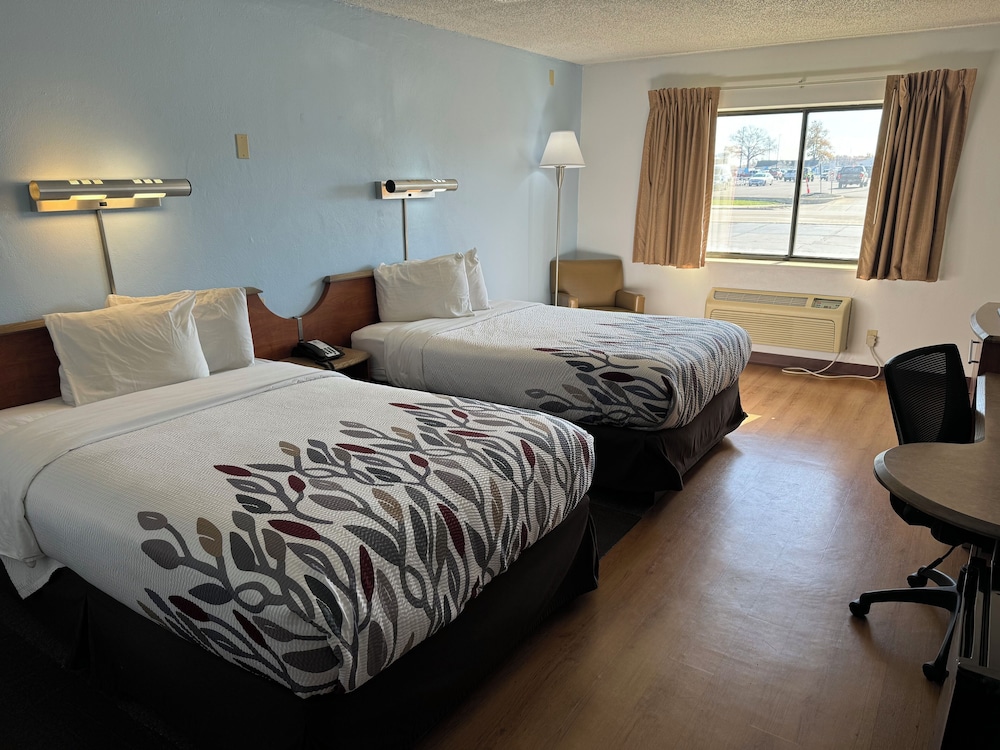 Red Roof Inn and Suites Cleveland Elyria - photo 25