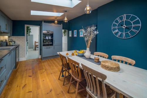 Captain's Cottage 1BR Garden 2 Min Walk to High St — 4-Star Luxury Hotel in Cowes, United Kingdom