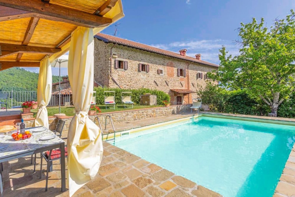 Villa Il Castello in Ortignano Raggiolo — 4-Star Luxury Hotel in Ortignano Raggiolo, Italy