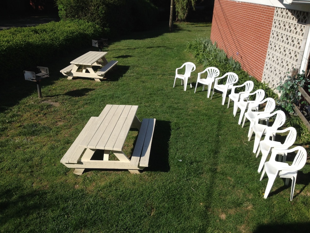 Travelowe's Motel - photo 35