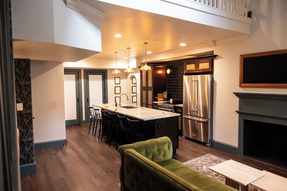 The Gas Lamp Hotel 3BR Suite Edison - photo 5