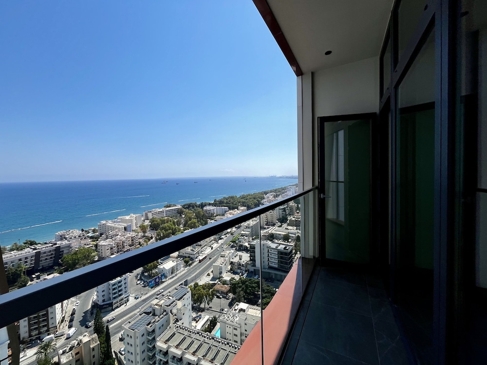 128 LIM 2001 Stay Only Tower Suite
