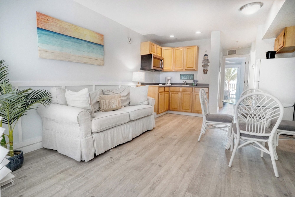 Lighthouse Resort Inn & Suites - photo 38