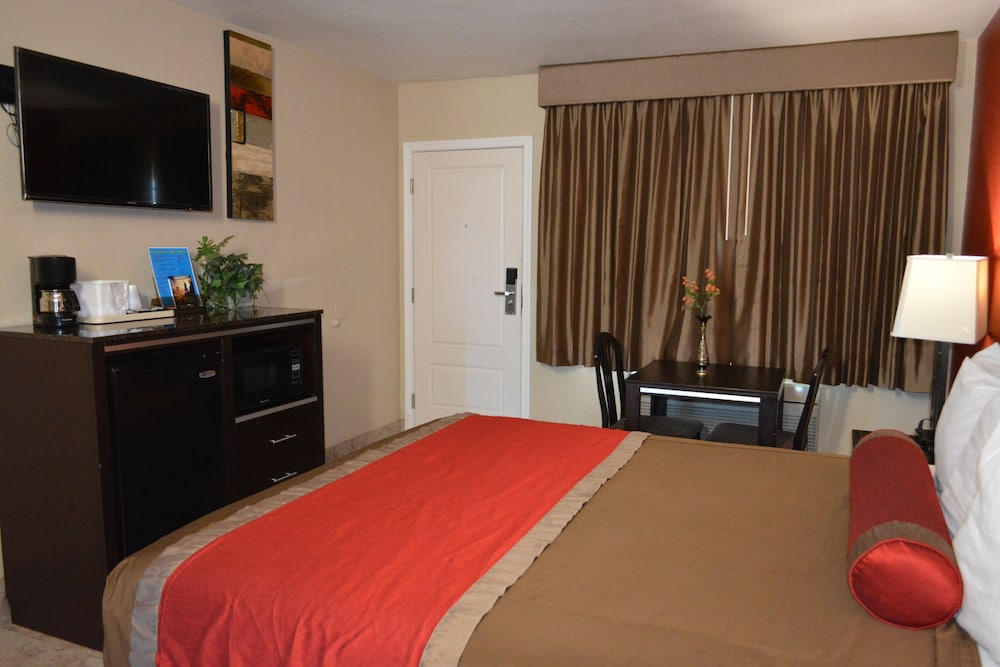 Harbor Inn & Suites - photo 2