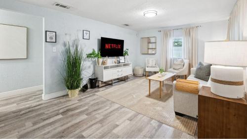 Sky House — 4-Star Luxury Hotel in Zephyrhills, United States