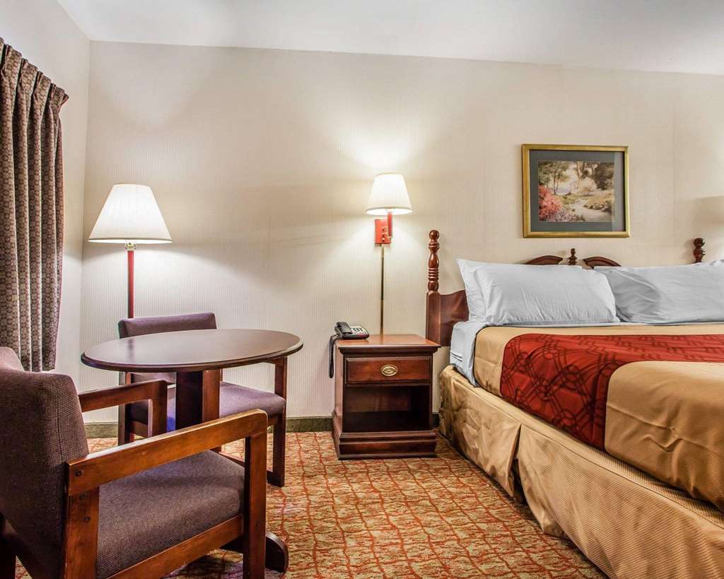 Econo Lodge Douglassville Pottstown - photo 24