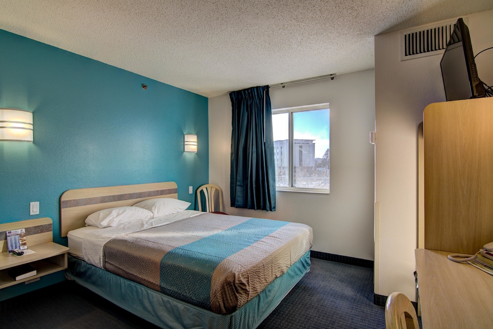 Econo Lodge Menomonie - photo 12