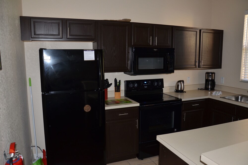 Premium 3 Bed 3 Bath Townhome - photo 10
