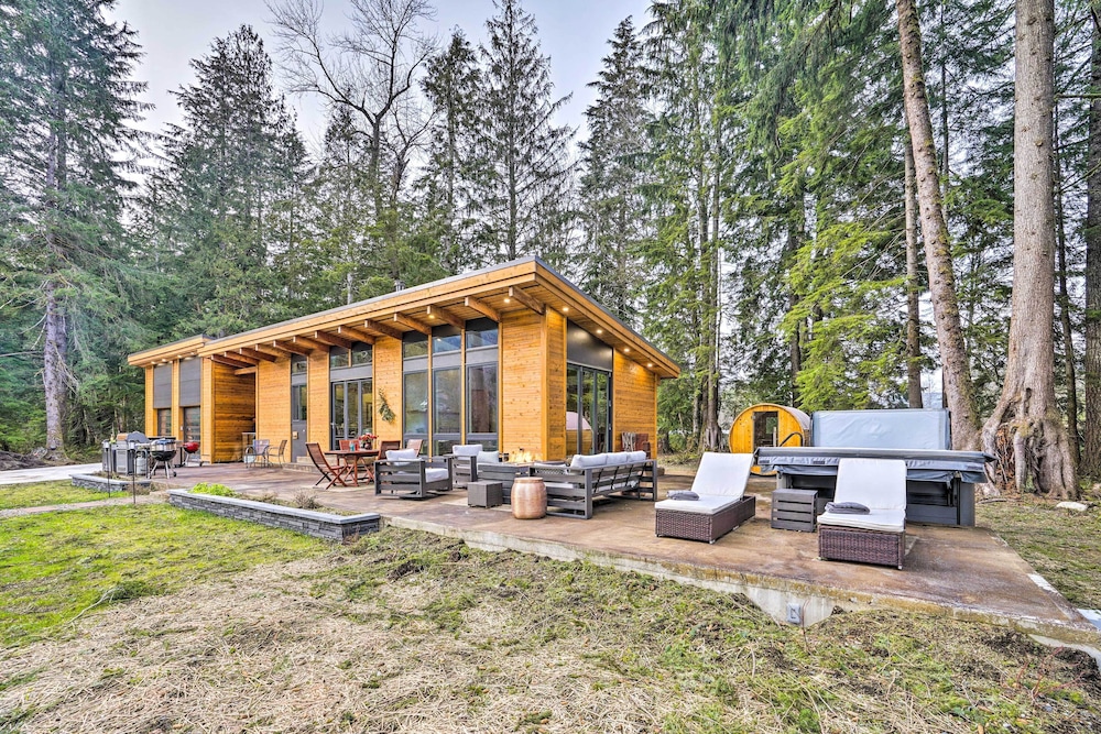 Heated Swim Spa 15 Acre Cabin on Skykomish River — 4-Star Luxury Hotel in Gold Bar, United States
