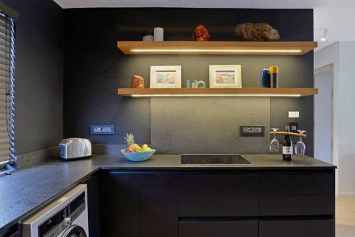 Chic Urban Escape: 2 Bedroom 2 Bath near Table Mountain