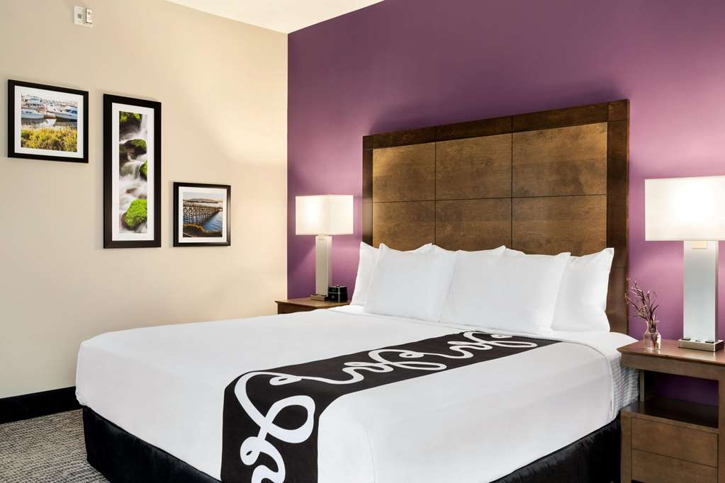 La Quinta Inn & Suites by Wyndham Burlington - photo 10