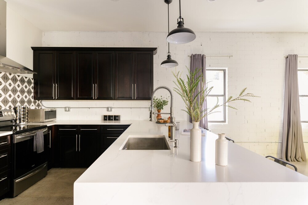 Stellar By Avantstay Modern Artist's Loft in Old Town w Patio - photo 13