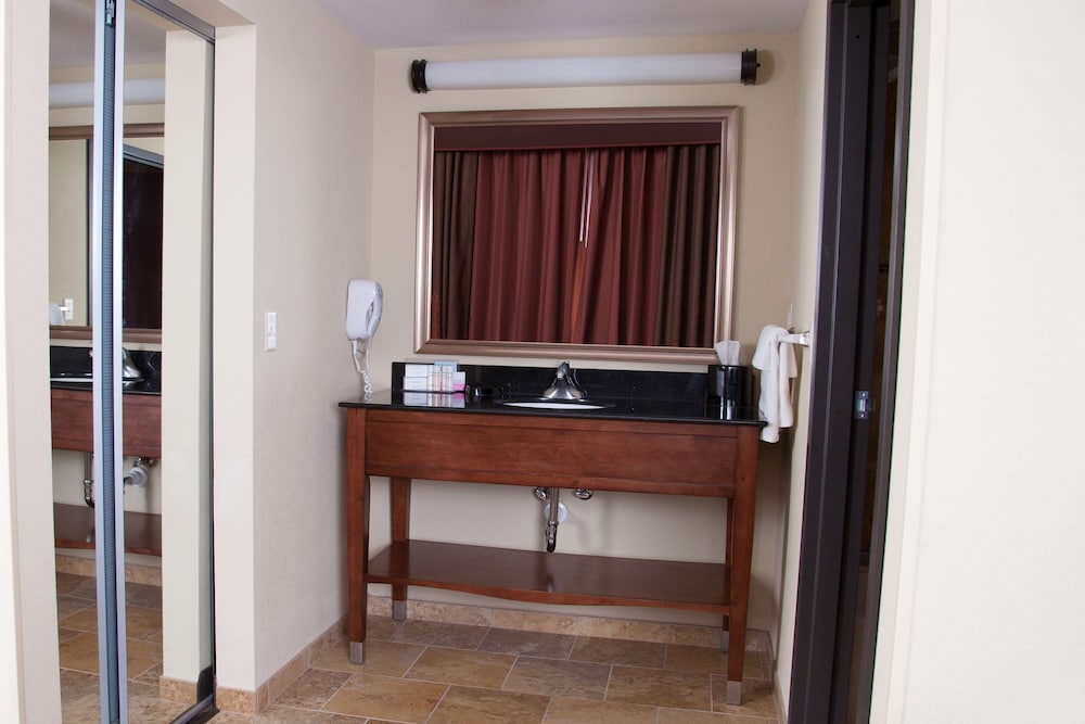 Hampton Inn & Suites Dickinson - photo 52