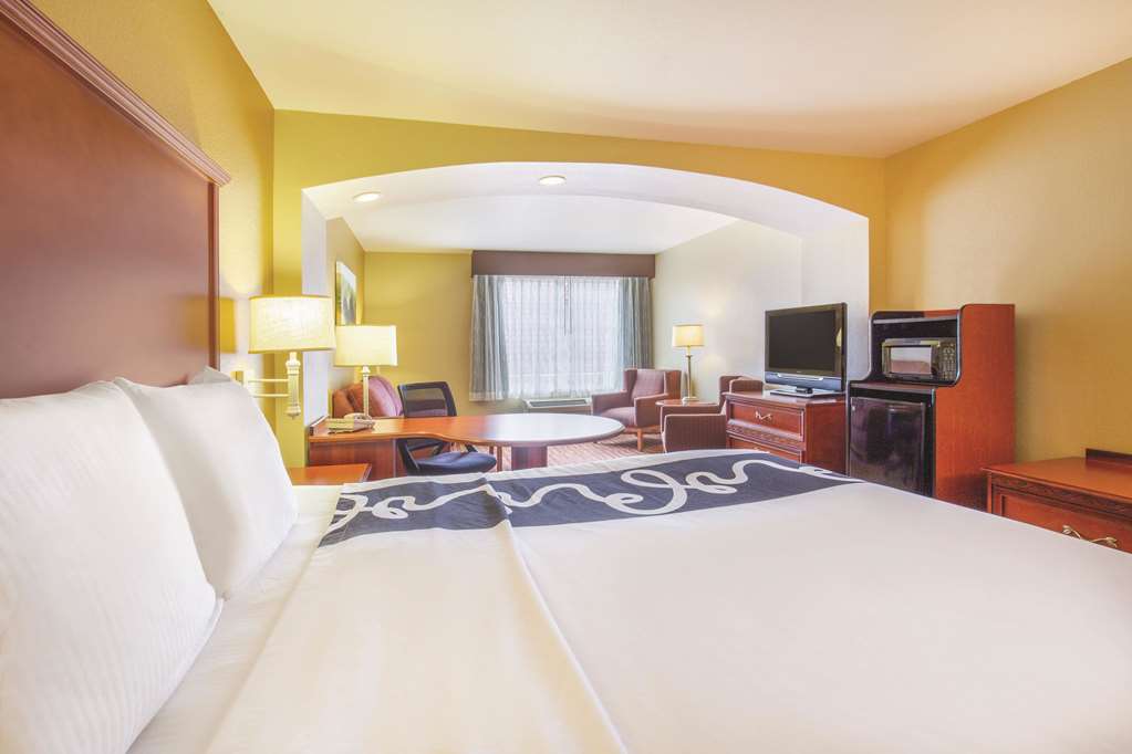 La Quinta Inn & Suites by Wyndham Bentonville - photo 20