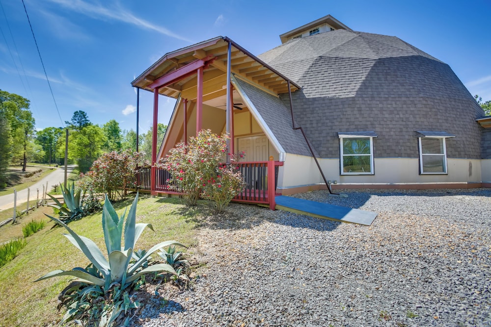 Unique Country Getaway in Angie with Covered Patio in Bogalusa, United States