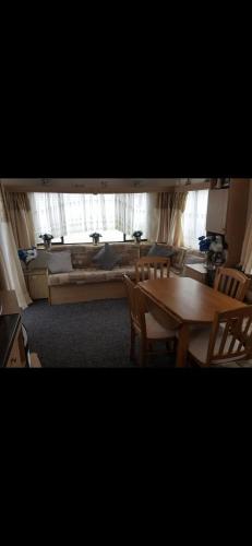 3 bed caravan skegness ingoldmells 137 Sealands old caravan hence cheap price in Ingoldmells, United Kingdom