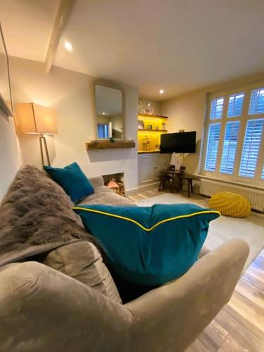 Beautiful Immaculate Aldeburgh cottage free parking sunny outdoor space dog friendly perfect for Spring seaside escapes — 4-Star Luxury Hotel in Aldeburgh, United Kingdom