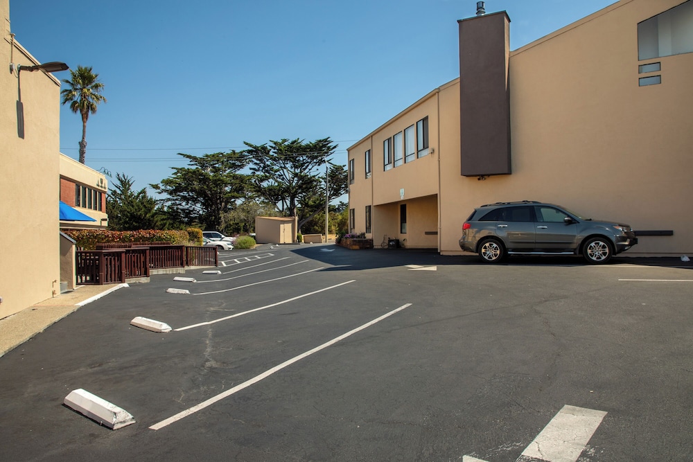 Munras Inn - photo 41
