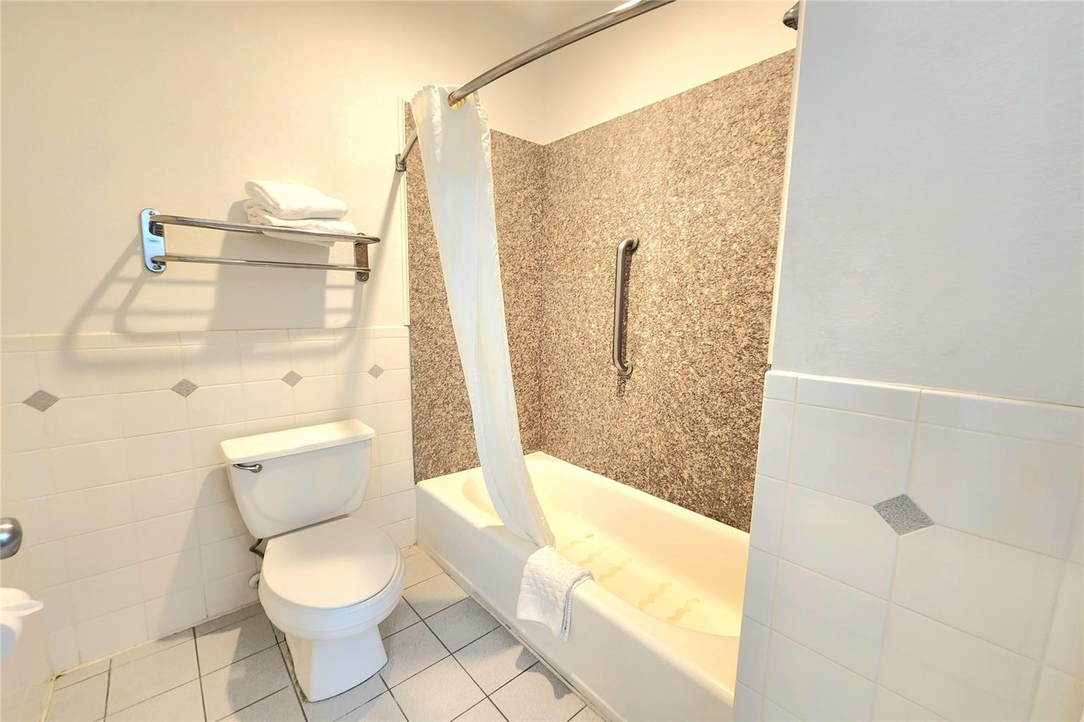 Days Inn by Wyndham Navasota - photo 26