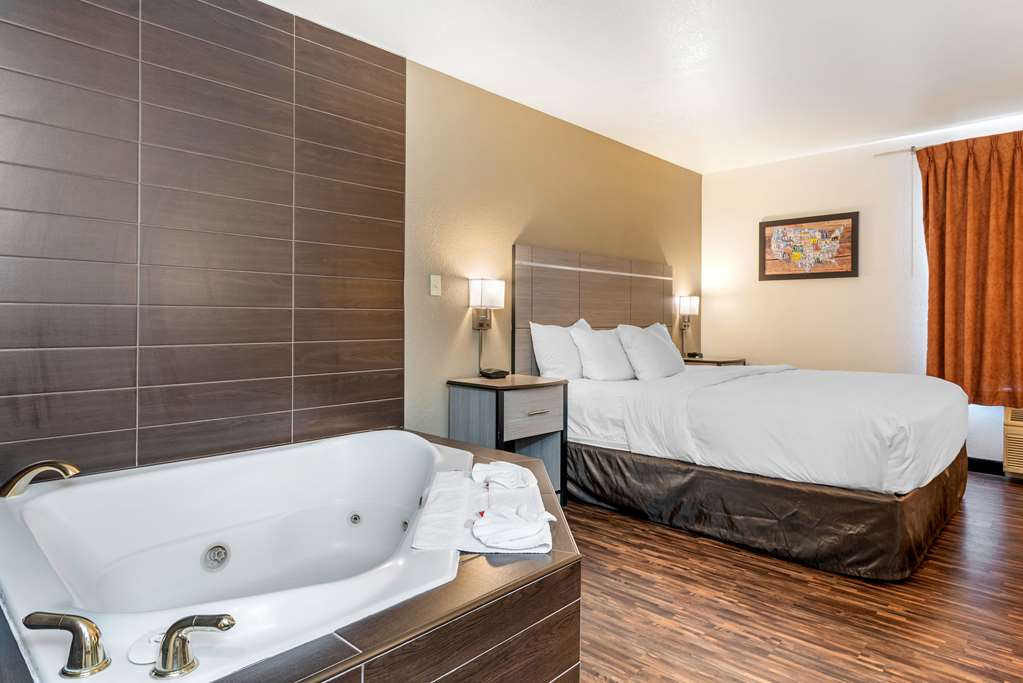 Econo Lodge Pueblo North - photo 18