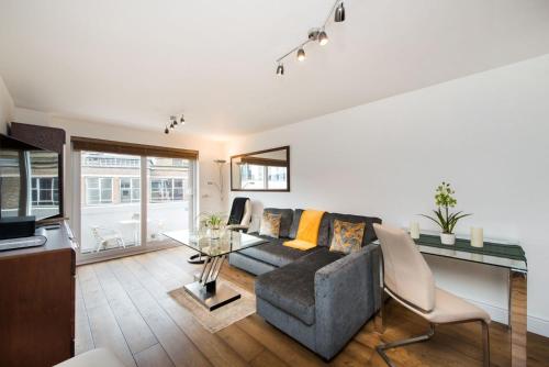 Views For Days Fitzrovia by Frankie Says — 4-Star Luxury Hotel in London, United Kingdom