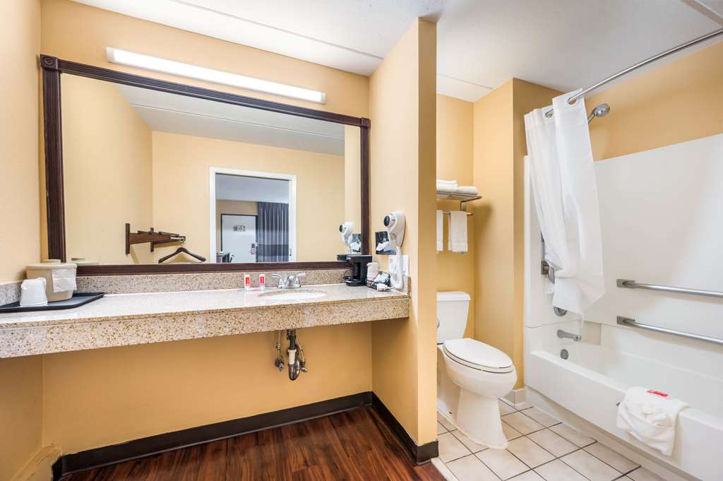 Econo Lodge Columbus near Airport - photo 12