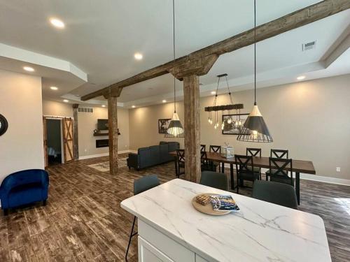 Mansion on the Mississippi River 7 Bedrooms&Baths in Bellevue, United States