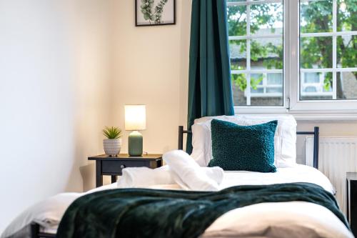 Wilkinsons Home Free parking Perfect For Contractors & Weekend getaways Near London City Airport & Excel — 4-Star Luxury Hotel in London, United Kingdom