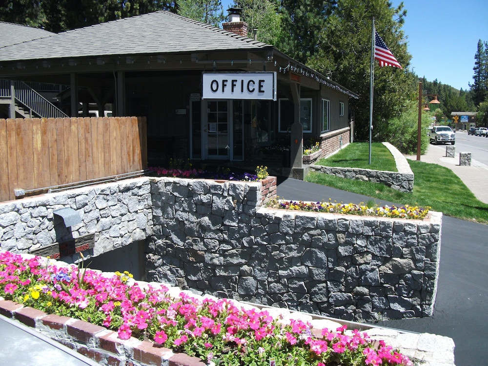 Pepper Tree Inn - photo 41