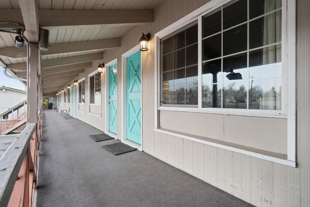 Silver Spur Motel - photo 13