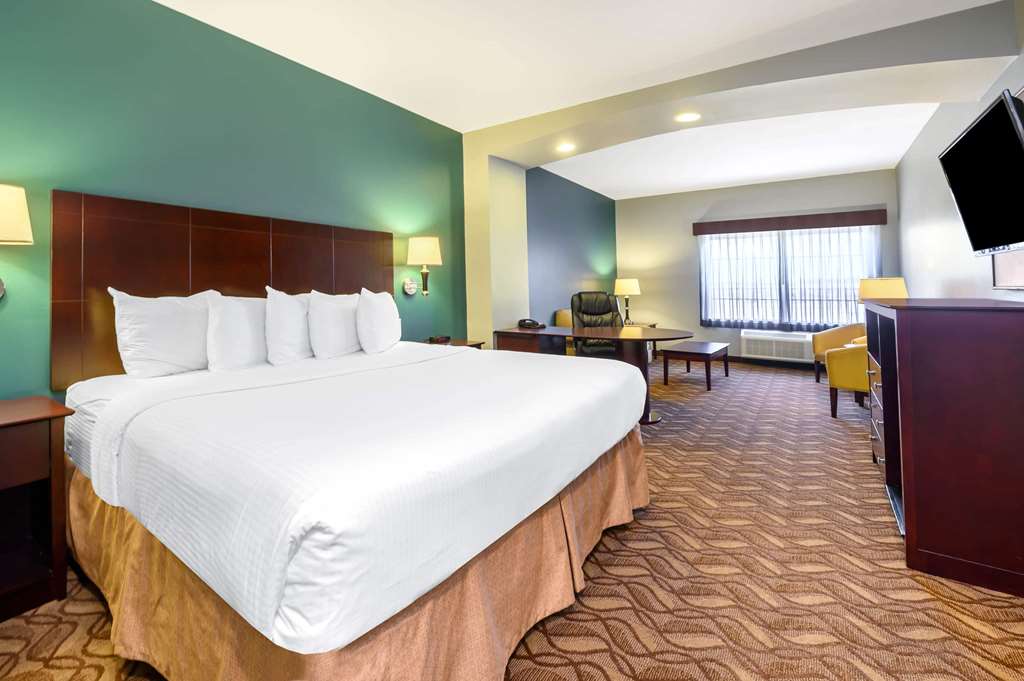 La Quinta Inn & Suites by Wyndham Longview North - photo 24