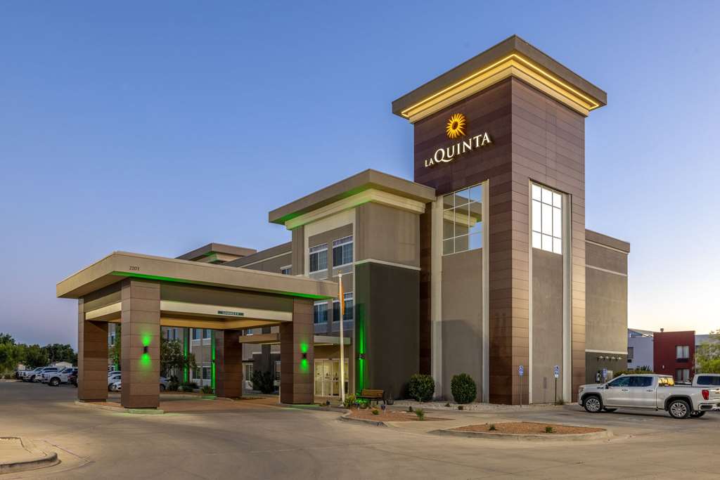 La Quinta Inn & Suites by Wyndham Artesia - photo 4