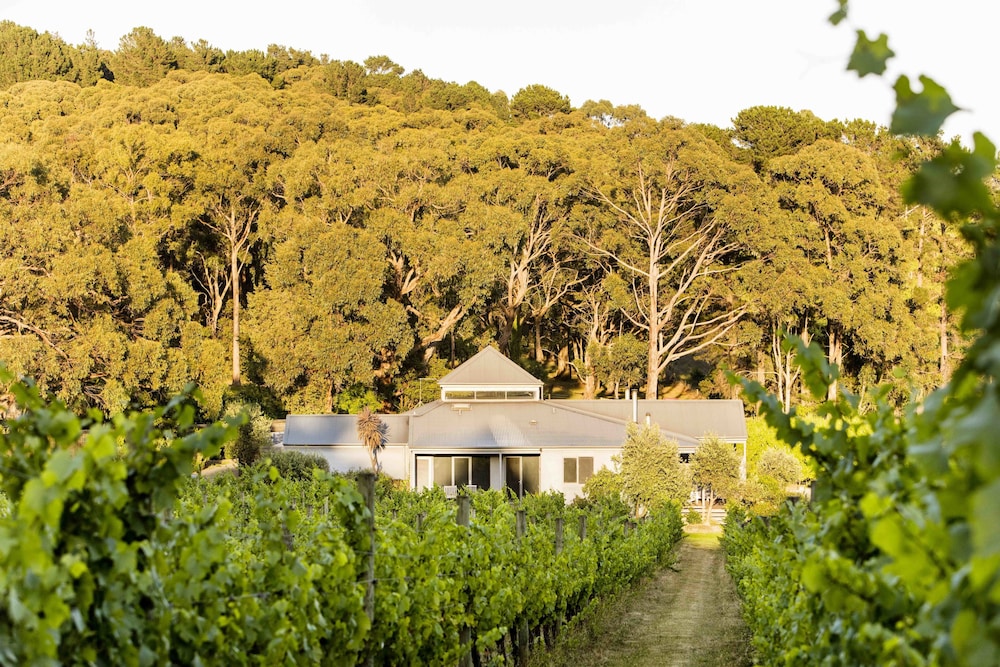 Polperro Villas — 4-Star Luxury Hotel in Red Hill, Australia