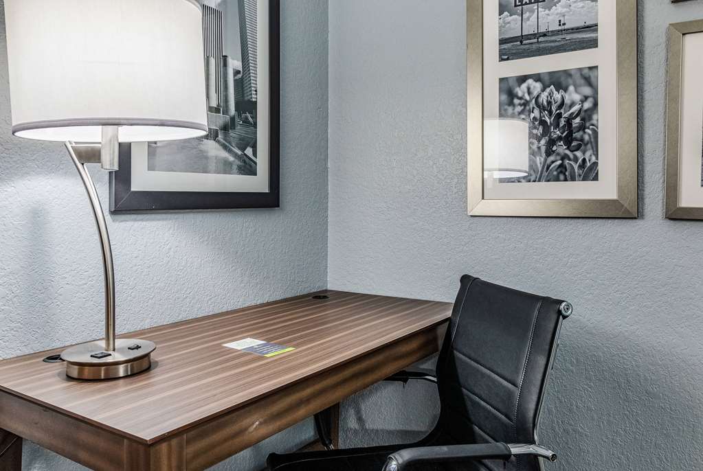 La Quinta Inn & Suites by Wyndham Tomball - photo 14