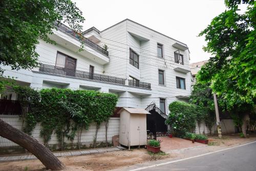 BedChambers Serviced Apartments Near Golf Course Road