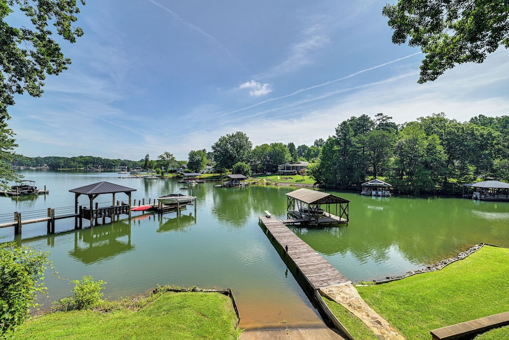 Launch & Dock: Lake Norman Retreat w Scenic Deck in Mooresville, United States