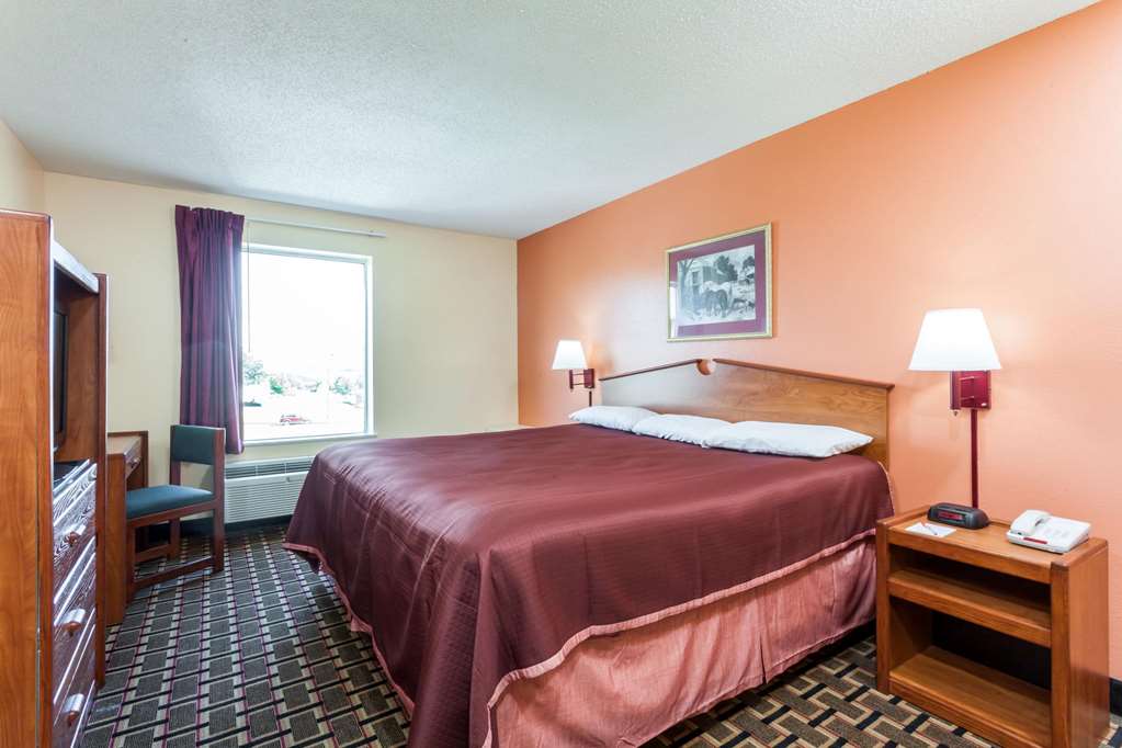 Howard Johnson by Wyndham Airport - photo 9