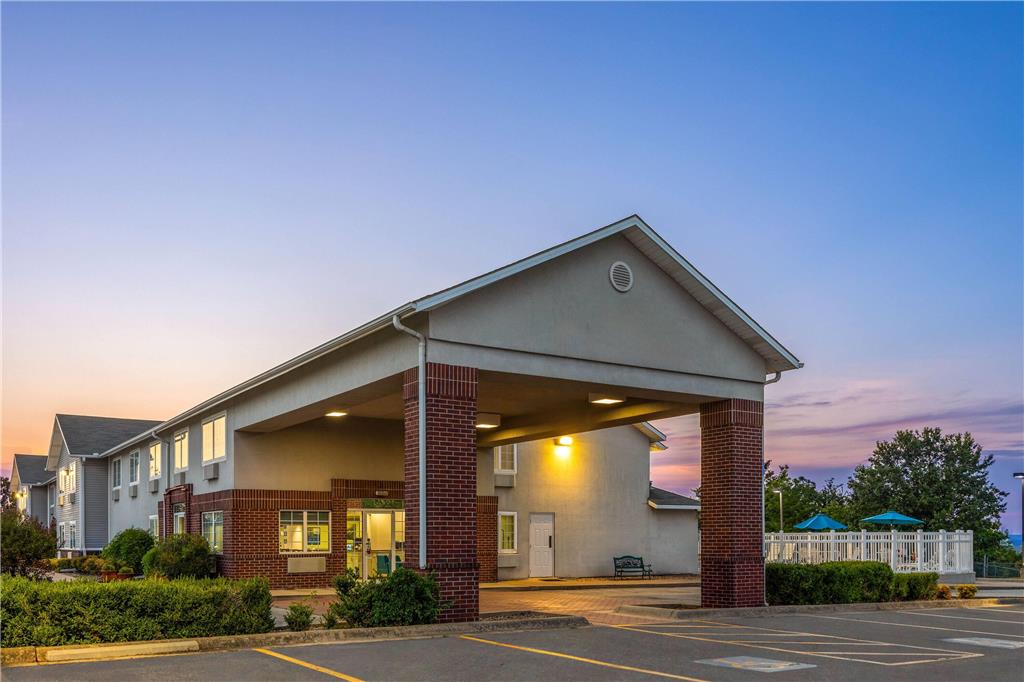 Days Inn by Wyndham Mountain Home - photo 3