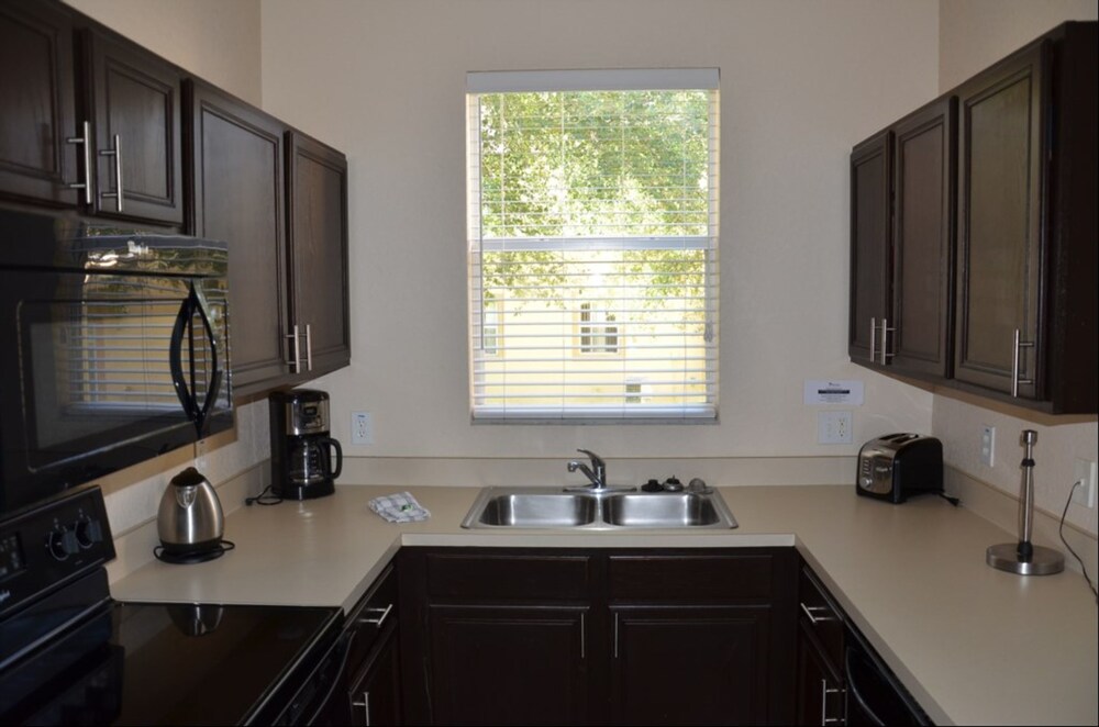 Premium 3 Bed 3 Bath Townhome - photo 9