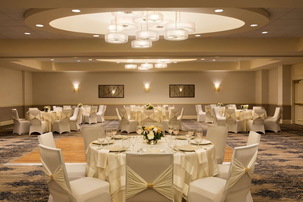 Embassy Suites by Hilton Boston Waltham - photo 10