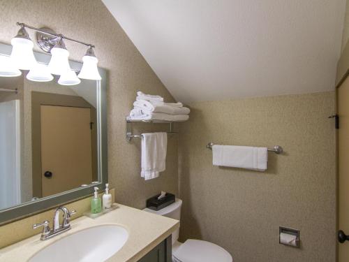 Spacious 2 Bed At Crystal Mountain Resort 2 Bedroom Condo by Redawning - photo 9