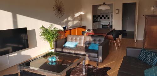 Appartement in Residentie Silverbeach Met Binnenzwembad — 4-Star Luxury Hotel in De Haan, Belgium