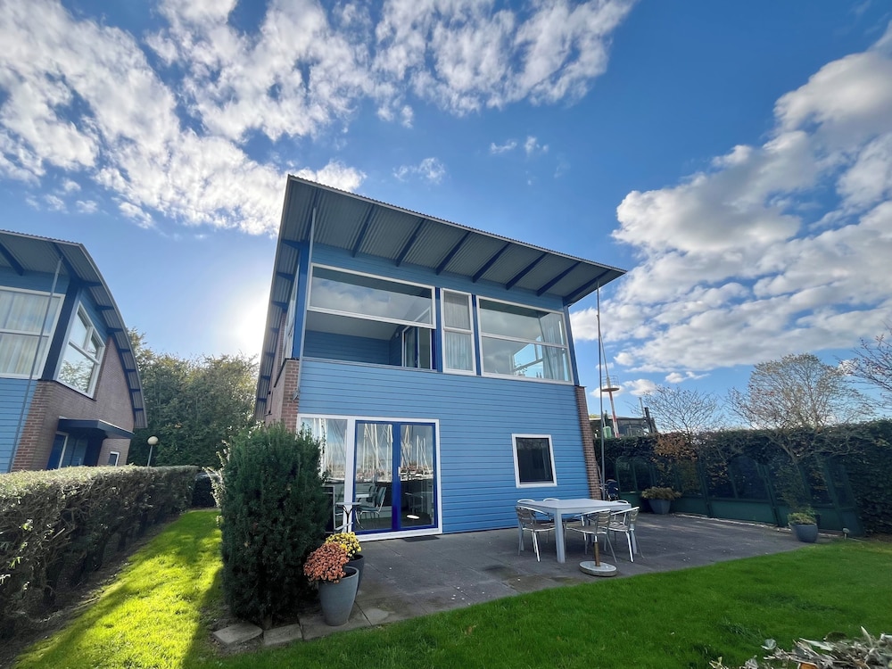 6pers Modern harbor house Jasmijn with fenced garden and lake view — 4-Star Luxury Hotel in Kollum, Netherlands