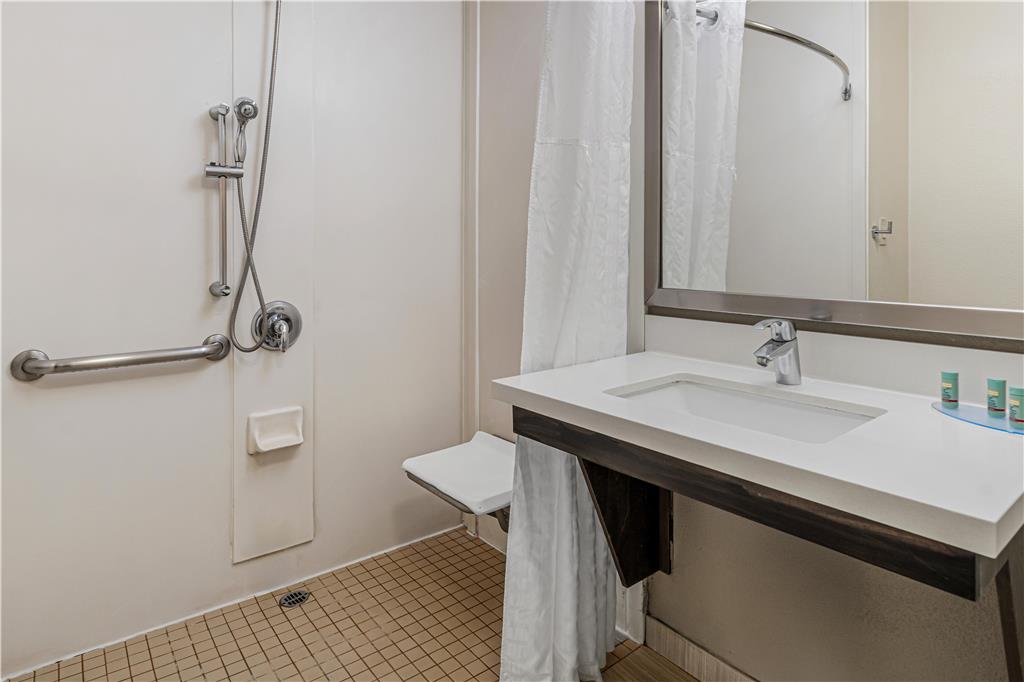 Best Western Valencia Six Flags Inn & Suites - photo 25