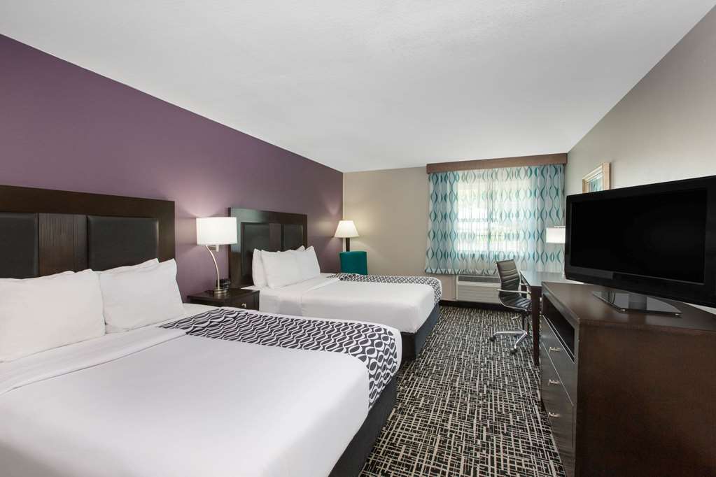 La Quinta Inn & Suites by Wyndham Blue Springs - photo 20
