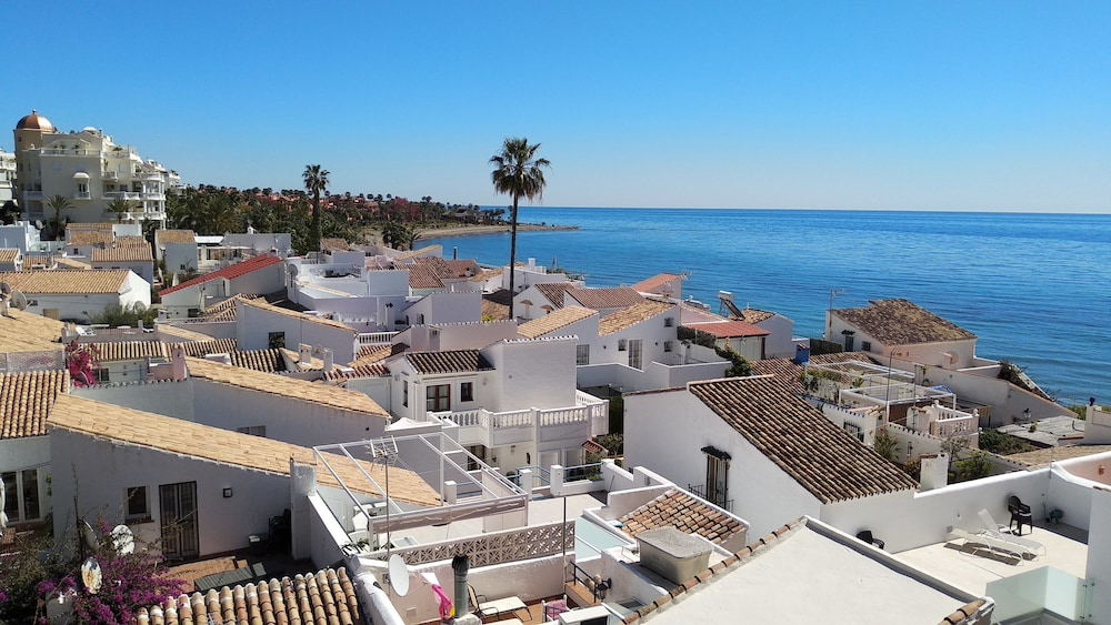 Casa Cachita En 1ª línea de playa — 4-Star Luxury Hotel in Estepona, Spain